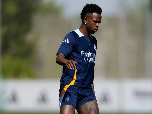 马卡独家爆料，维尼修斯索求3000万欧年薪，续约谈判暂停，未来走向引关注