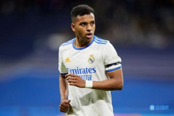 马卡，皇马提及最多的中场是麦卡，但优先补强防线